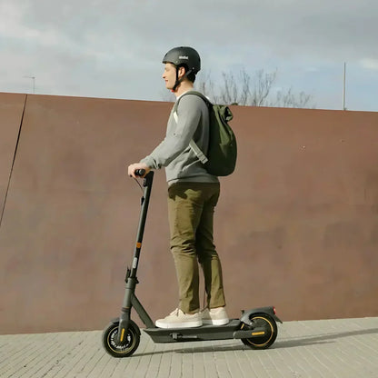 Segway - Max G2 Electric Kick Scooter Foldable w/ 43 Mile Range and 22 MPH Max Speed - Black - AA.05.15.01.0002 - Excellent Condition