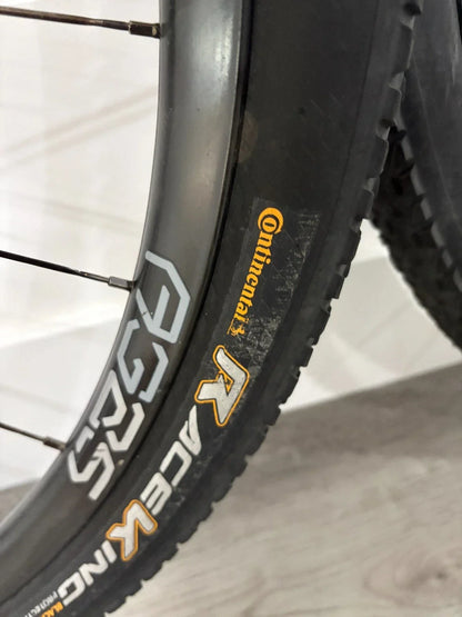 #SBCTEAM – ENVE AG25 Carbon Gravel Wheelset | 700c / XDR / Tubeless + Continental Race King 2.2 + Fillmore Valves (Used – Good Condition)